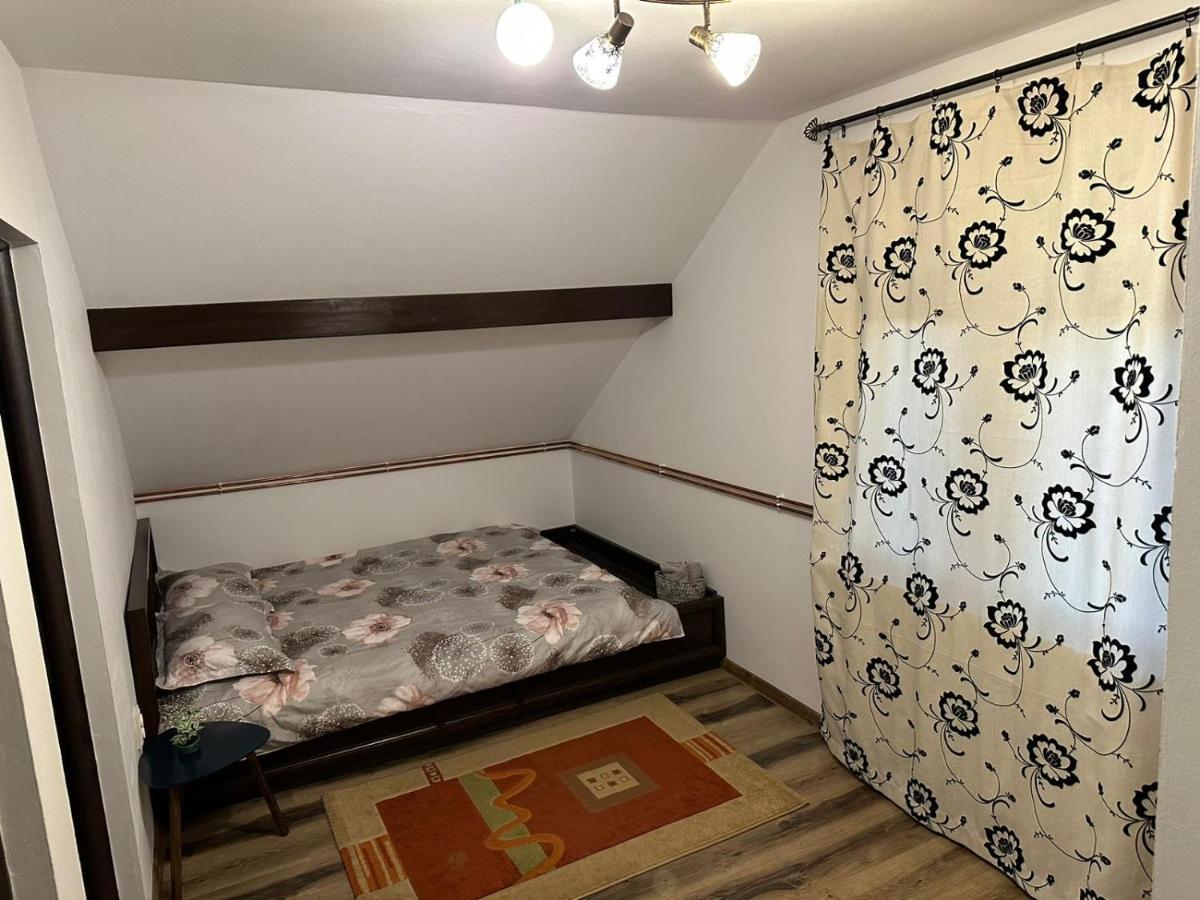 Casa De Vacanta Mirela Novaci-Straini Ngoại thất bức ảnh