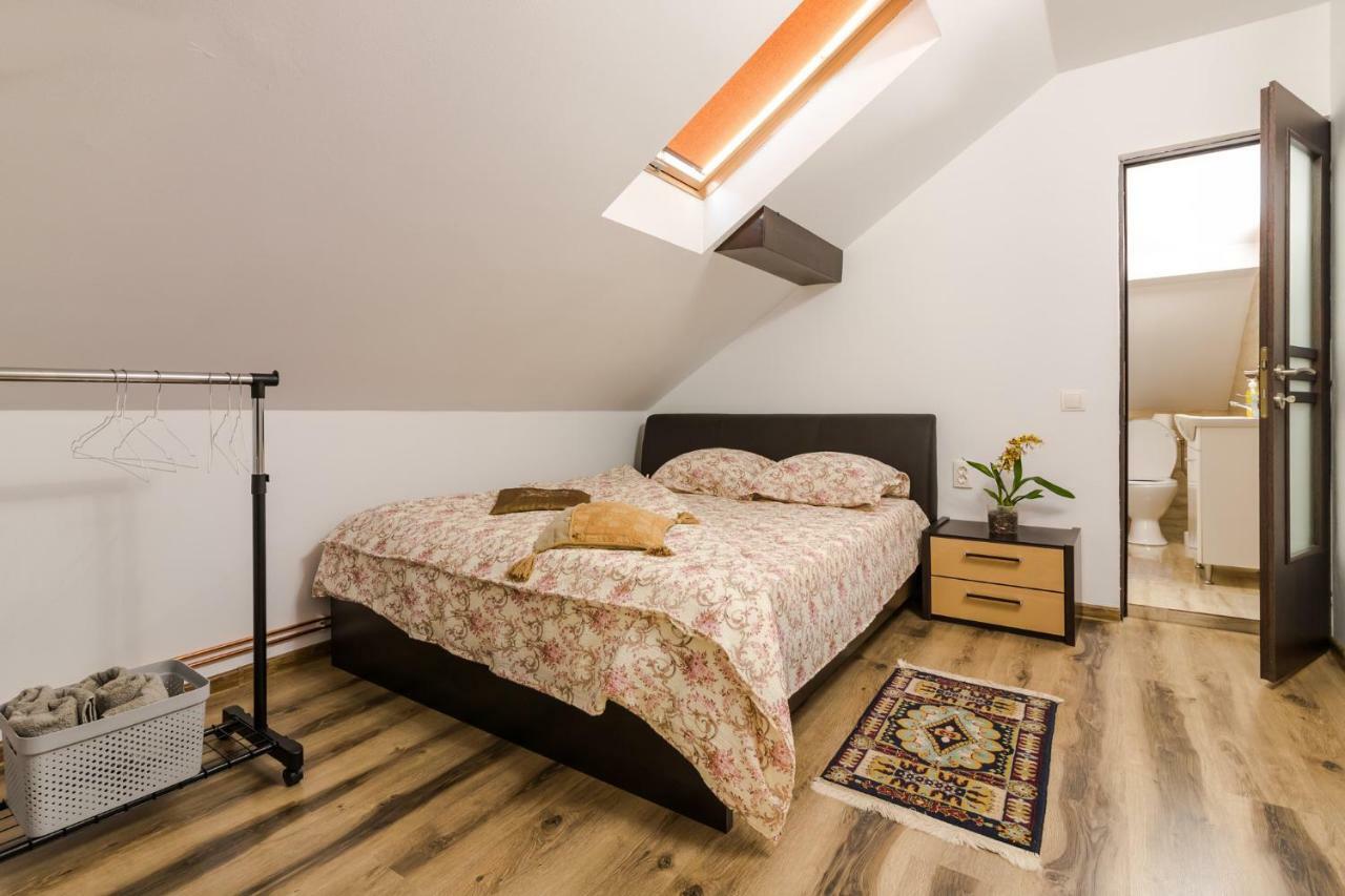 Casa De Vacanta Mirela Novaci-Straini Ngoại thất bức ảnh