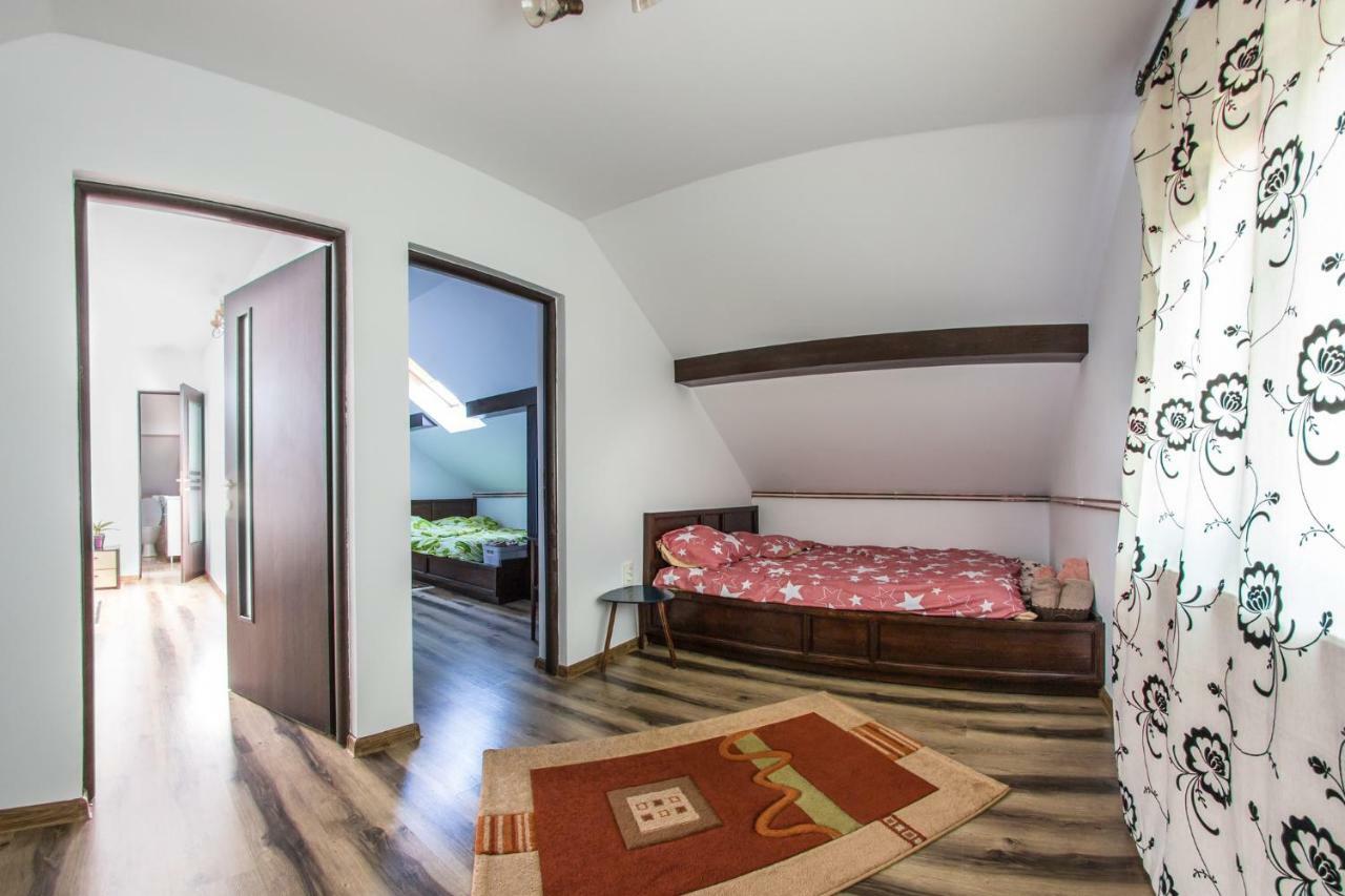 Casa De Vacanta Mirela Novaci-Straini Ngoại thất bức ảnh